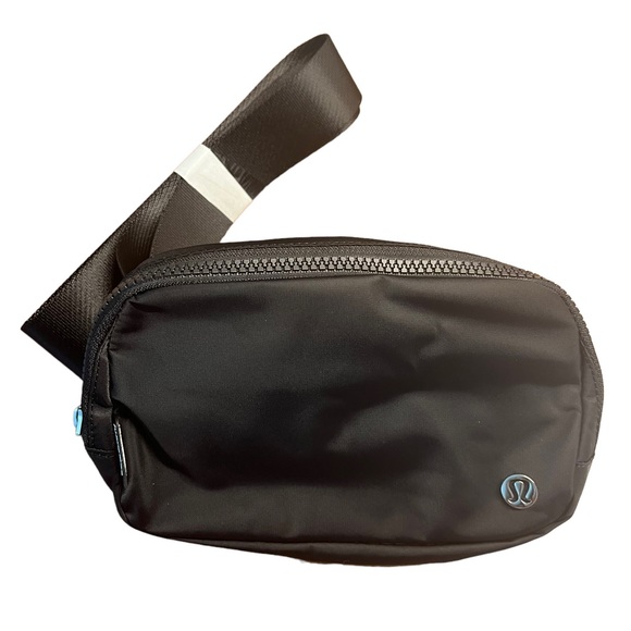 NEW Lululemon Everywhere Belt Bag Wordmark Logo Black - Picture 5 of 11
